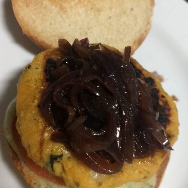 Hambúrguer de grão de bico com maionese de macaxeira com ervas e cebola roxa caramelizada com melaço de cana.