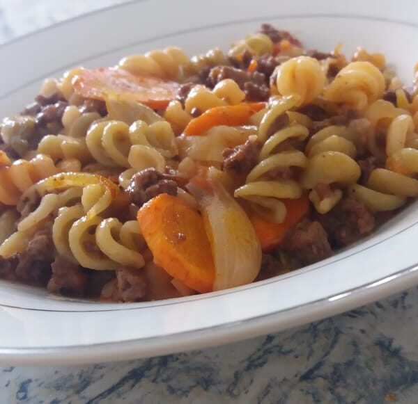 Macarronada com molho de tomate caseiro, carne de soja e legumes.